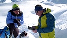 Lawinenexperte Georg Kronthaler und Skitourengeher testen die Lawinen-App in den Bergen.  | Bild: BR/Gut zu wissen