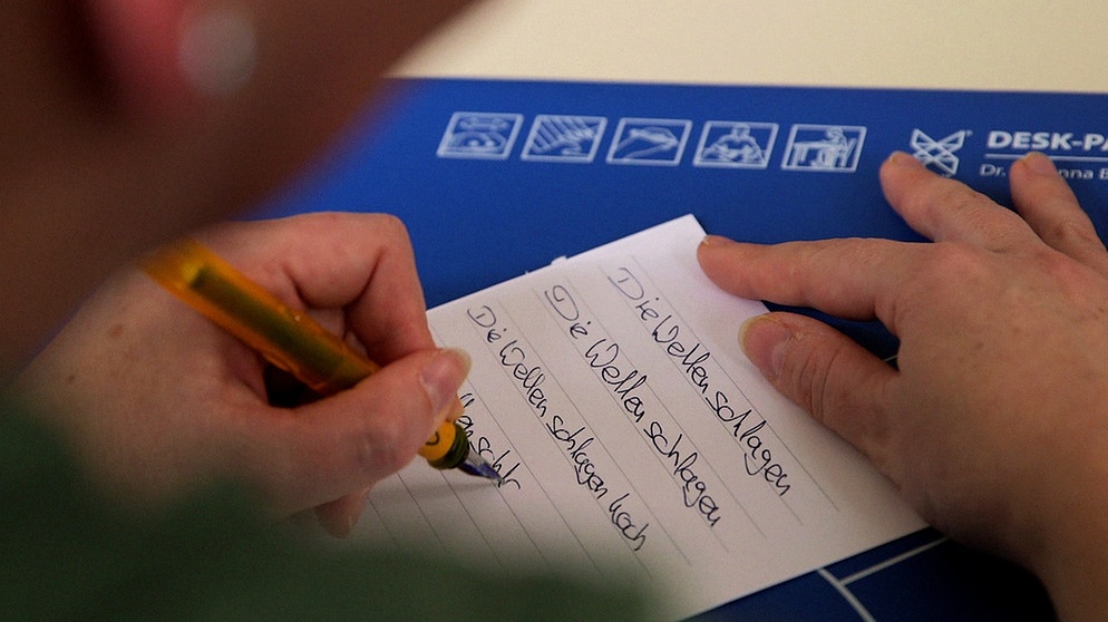 Frau schreibt mit linker Hand. | Bild: BR/Gut zu wissen