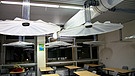 Selbst gebaute Luftfilter in einem Klassenzimmer. Einfacher Bausatz über jeden Tisch soll für ausreichend frische Luft sorgen.  | Bild: BR/Gut zu wissen