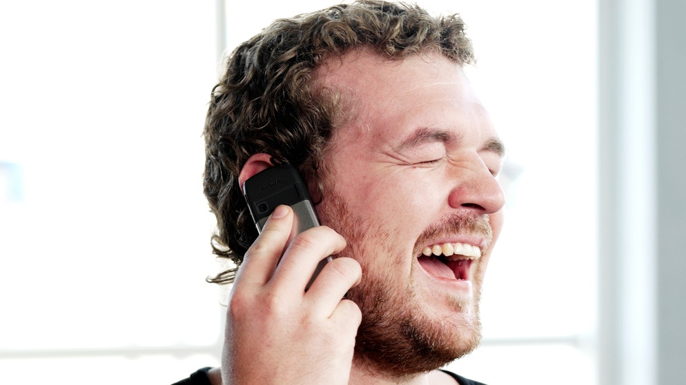 Mann telefoniert und lacht. | Bild: colourbox.com
