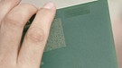 Bücher-Archivierungsprojekt Memory of Mankind: Keramik-Platte mit eingebranntem Miniatur-Text. | Bild: BR