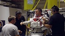 ESA-Astronaut Matthias Maurer wird der Raumanzug angezogen, damit er in einem Wasserbecken für die Schwerelosigkeit trainieren kann. | Bild: BR