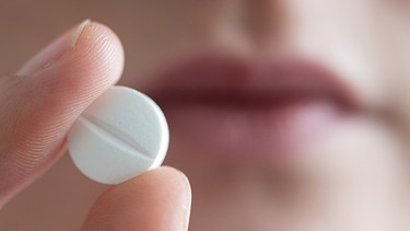 Frau hält Schmerztablette (Paracetamol) in der Hand | Bild: picture-alliance/dpa