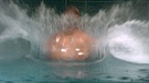 Wasser spritzt bei einer Arschbombe im Wasser. | Bild: BR
