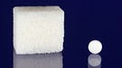 Zuckerstück und Süßstoff-Tablette | Bild: picture alliance / blickwinkel