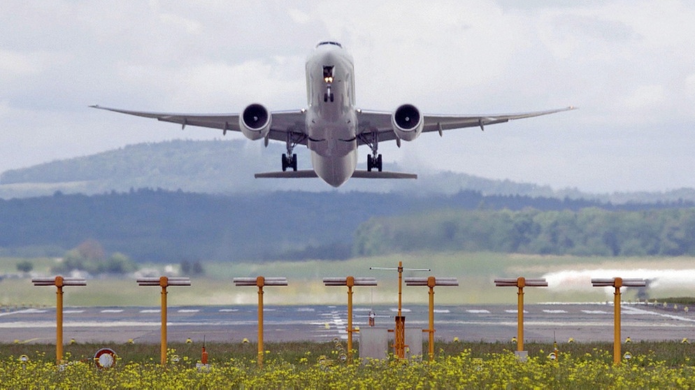 Fliegen mit nachhaltigem Treibstoff - Wie weit kommt ein Flugzeug damit?  | Bild: BR