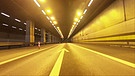 Der Gotthard-Tunnel ist hell beleutet und Sensoren sorgen für mehr Sicherheit.  | Bild: BR/Gut zu wissen