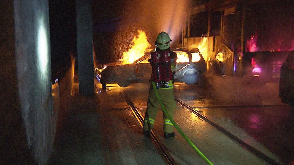 Tunnel-Feuerwehr bei der Übung.  | Bild: BR/Gut zu wissen