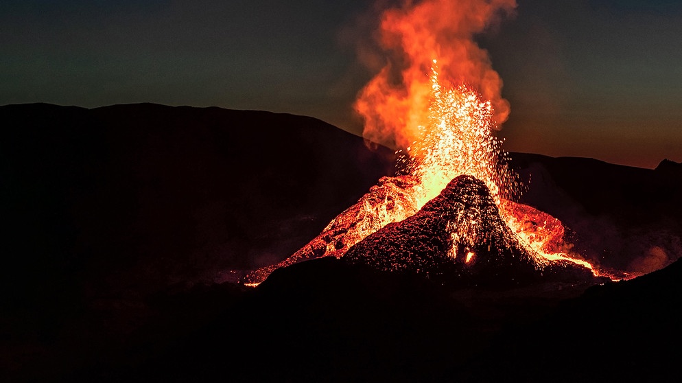 Vulkanausbruch in Island - Fagradalsfjall in der Nacht kurz vor Sonnenaufgang, 40 km von Reykjavik entfernt. Gibt es auch in Bayern verborgene Vulkane? | Bild: picture alliance / Zoonar | LUIGI MORBIDELLI