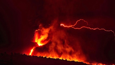 Blitze und heiße Lava spuckt der Vulkan auf La Palma | Bild: BR/Gut zu wissen