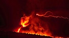 Blitze und heiße Lava spuckt der Vulkan auf La Palma | Bild: BR/Gut zu wissen