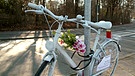 Ghost Bike als Mahnmal für verunglückte Fahrradfahrer/innen.  | Bild: BR/Gut zu wissen