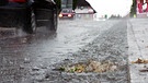 Plötzlicher Starkregen überschwemmt die Straßen.  | Bild: BR/Gut zu wissen