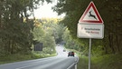 Warnschild Wildwechsel mit Hinweis auf das Sensor-Testprogramm in Bayern | Bild: BR