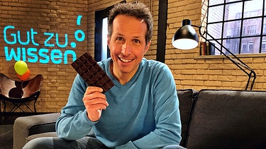 "Gut zu wissen"-Moderator Willi Weitzel mit Schokolade. Macht Süßes wirklich gute Laune?  | Bild: BR