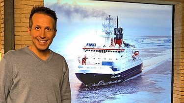 "Gut zu wissen"-Moderator Willi Weitzel im Hintergrund mit dem Forschungsschiff "Polarstern". In der ersten Sendung werden ausgewählte Forschungen für das Jahr 2021 vorgestellt. | Bild: BR/Gut zu wissen