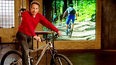 Moderator Willi Weitzel auf einem Mountainbike. Zerstören Mountainbiker die Natur? | Bild: BR/Gut zu wissen