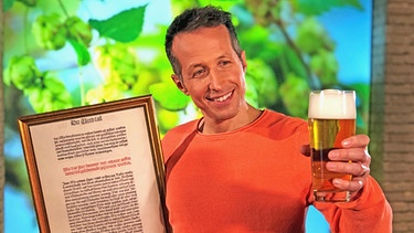 Moderator Willi Weitzel erklärt in Gut zu wissen, was Alkohol im Kopf bewirkt.  | Bild: BR/ Gut zu wissen
