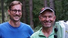 Alfred Wöhrle (rechts) und Florian Renner (links) von der Bayerischen Landesanstalt für Wald und Forstwirtschaft vermessen den höchsten Baum Bayerns. | Bild: BR/south & browse