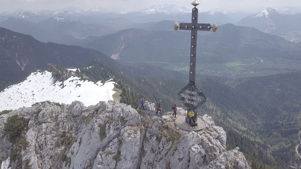 Das größte Gipfelkreuz Bayerns. | Bild: BR/South & Browse