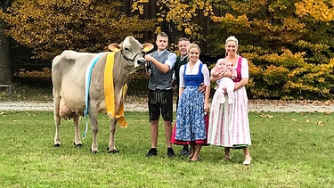 Familie Müller mit ihrer Milchkuh Rihana. | Bild: BR/south & browse GmbH/Bianca Preysing
