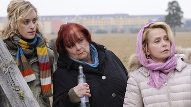 Mit Wodka ist die Ödnis am bulgarischen Grab gut zu ertragen. Von links: Sieglinde (Judith Richter), Gitti (Maria Peschek) und Christa (Gisela Schneeberger). | Bild: BR/Barbara Bauriedl