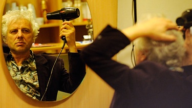 Max Vonderthann (Udo Wachtveitl) genießt im Salon Biber nicht nur das Haareföhnen. | Bild: BR/Barbara Bauriedl