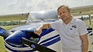 Klaus Leidorf vor seinem Flugzeug | Bild: BR