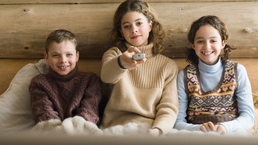 Drei Kinder mit Fernbedienung | Bild: colourbox.com