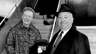 Alfred Hitchcock mit seiner Frau Alma auf dem Londoner Flughafen (1958) | Bild: picture-alliance/dpa