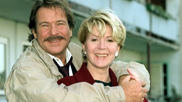 Die Schauspieler Götz George und Christiane Hörbiger am Set des Schimanski -Films "Schimanski muss leiden" im Jahr 2000. | Bild: picture-alliance/dpa