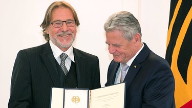 2014 erhielt Götz George das Große Bundesverdienstkreuz von Bundespräsident Joachim Gauck. | Bild: picture-alliance/dpa