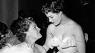 1955: Romy Schneider mit ihrer Mutter Magda Schneider auf dem Berliner Filmball | Bild: picture-alliance/dpa