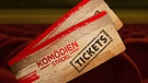 Zwei Eintrittskarten für den Komödienstadel, im Hintergrund ein Theatersaal | Bild: BR, colourbox.com; Montage: BR