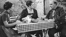 Der Komödienstadel - Wenn der Hahn kräht (1964):  Walburga Bachmaier (Paula Braend, Mitte) und Anni (Claudia Hansmann) wundern sich, warum der Vater (Michl Lang) an diesem Morgen beim Frühstück so launenhaft und schwierig ist. | Bild: BR/Foto Sessner