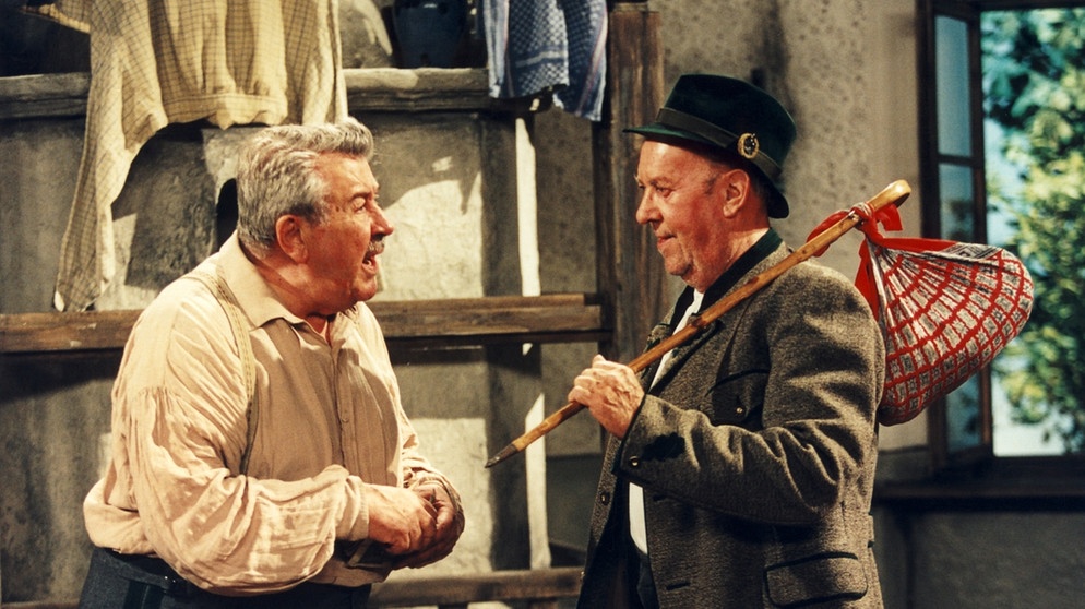 Der verschuldete Kreithofer (Willy Harlander) hat den Großvater (Toni Berger) verkauft.  | Bild: BR, Foto Sessner