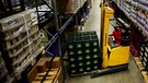 Ein Gabelstapler entnimmt bei Kaufland eine Palette.  | Bild: picture-alliance/dpa