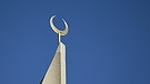 Symbolbild: Halbmond auf der Spitze eines Minaretts einer Moschee | Bild: picture-alliance/dpa