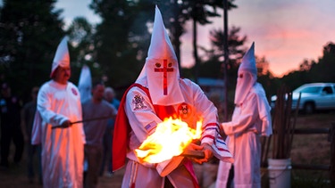 Mitglieder der «Rebel Brigade Knights» des Ku-Klux-Klan nehmen am 02.07.2011 an einer Zeremonie des Ku-Klux-Klan in Martinsville, Virginia, USA teil. | Bild: picture-alliance/dpa