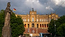 Der bayerische Landtag im Abendlicht. | Bild: picture-alliance/dpa | Peter Kneffel