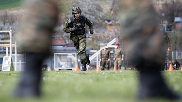 Rekruten bei der militärischen Ausbildung für den Freiwilligen Wehrdienst im Heimatschutz  | Bild: picture-alliance/dpa