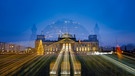 Nachtaufnahme des Deutschen Bundestages  | Bild: picture alliance / photothek | Thomas Trutschel