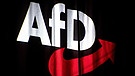 Das Logo der AfD, beim Bundesparteitag auf einem Vorhang abgebildet | Bild: picture-alliance/dpa | Sina Schuldt