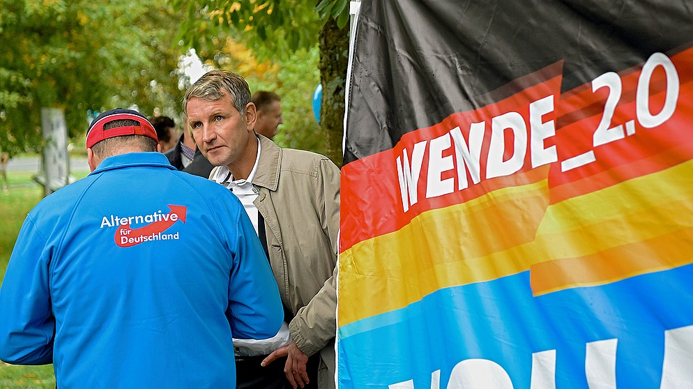 Der Spitzenkandidat der AFD-Thüringen Björn Höcke (r) steht in  Mödlareuth/Töpen neben einem Banner mit der Aufschrift "Wende 2.0". | Bild: picture-alliance/dpa