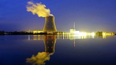 Atomkraftwerk Ohu bei Landshut in Bayern bei Nacht | Bild: picture alliance/blickwinkel/allOver/TPH