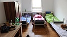 Ein bewohntes Zimmer in einer Erstaufnahmeeinrichtung für Asylbewerber. | Bild: picture alliance / dpa | Tobias Hase