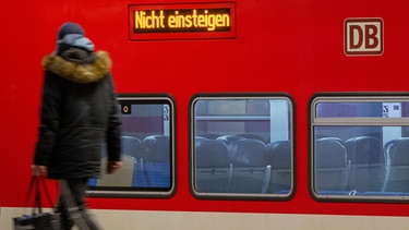 „Nicht einsteigen“ steht auf der Anzeigetafel eines Regionalzug, der im Hauptbahnhof München steht.  | Bild: picture alliance/dpa | Peter Kneffel