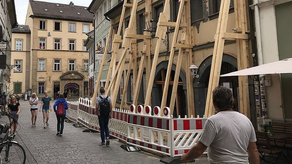 Das denkmalgeschützte Haus in Bamberg ist einsturzgefährdet | Bild: BR/Carlo Schindhelm