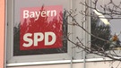 Schild der BayernSPD in einem Fenster | Bild: picture-alliance/dpa