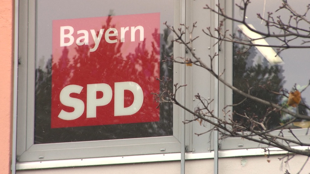 Schild der BayernSPD in einem Fenster | Bild: picture-alliance/dpa